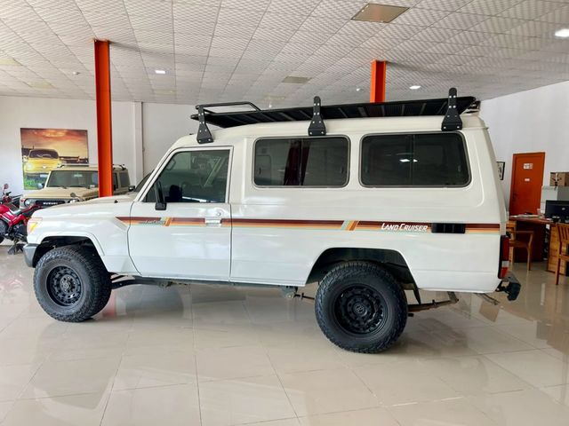 2016 Toyota Land Cruiser Troopy 5 Speed Diesel V6 13 pasajeros - 22958164 - 4