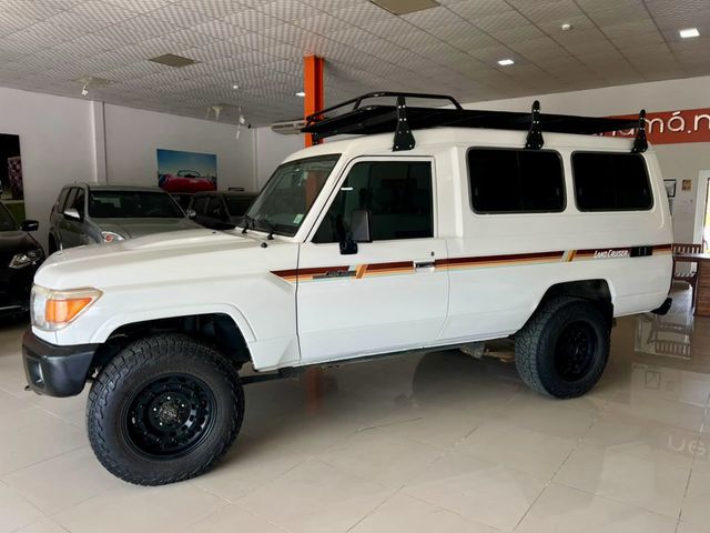 2016 Toyota Land Cruiser Troopy 5 Speed Diesel V6 13 pasajeros - 22958164 - 5