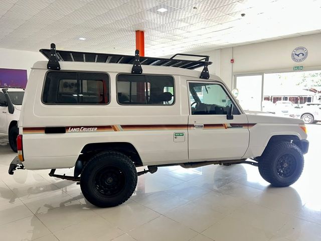 2016 Toyota Land Cruiser Troopy 5 Speed Diesel V6 13 pasajeros - 22958164 - 6