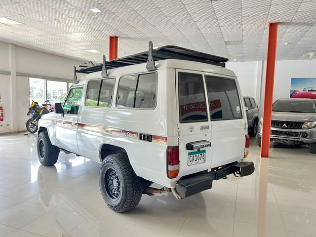 2016 Toyota Land Cruiser Troopy 5 Speed Diesel V6 13 pasajeros - 22958164 - 7
