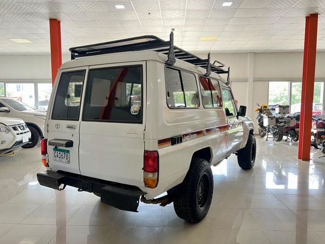 2016 Toyota Land Cruiser Troopy 5 Speed Diesel V6 13 pasajeros - 22958164 - 8