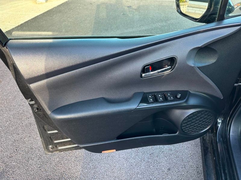 2016 Toyota Prius Three 4dr Hatchback - 22880872 - 16