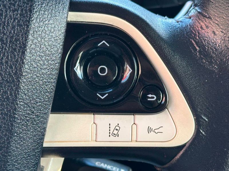 2016 Toyota Prius Three 4dr Hatchback - 22880872 - 29