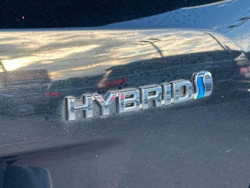 2016 Toyota Prius Three 4dr Hatchback - 22880872 - 5