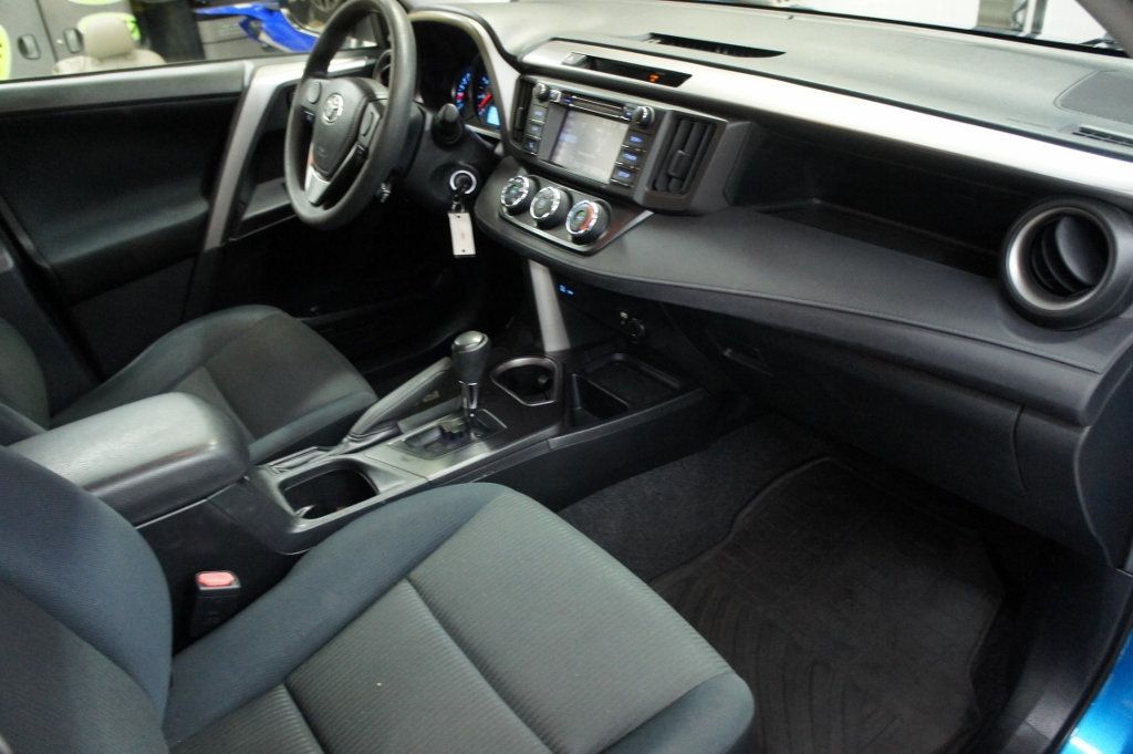 2016 Toyota RAV4 LE photo 4