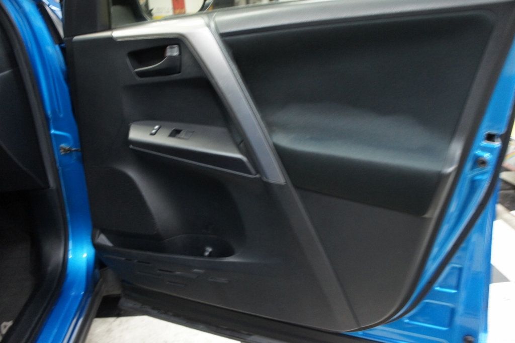 2016 Toyota RAV4 1-Owner, Classy Color Combo! - 22945687 - 43