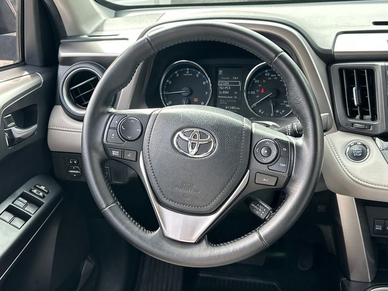 2016 Toyota RAV4 FWD 4dr XLE - 22936299 - 16
