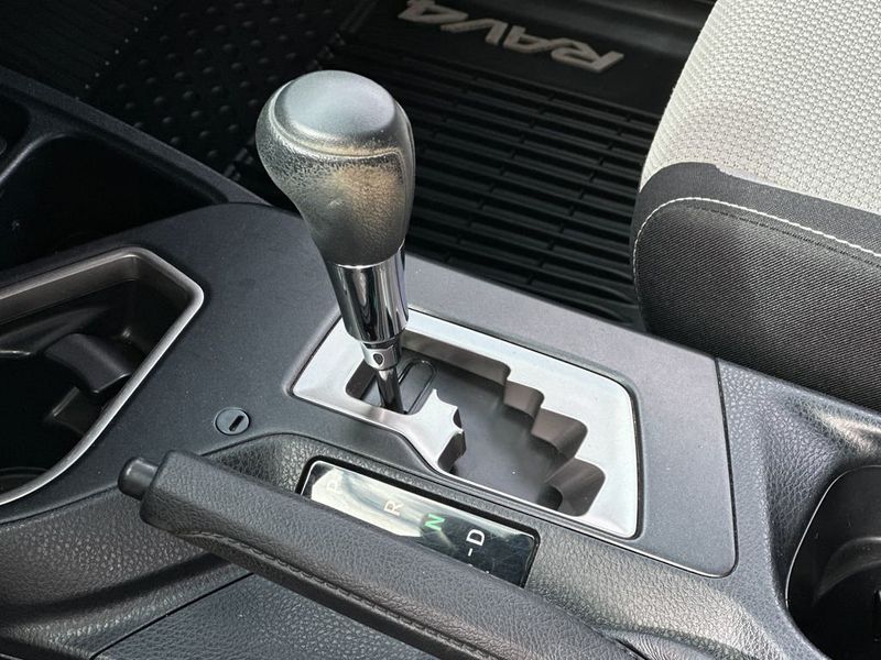 2016 Toyota RAV4 FWD 4dr XLE - 22936299 - 17