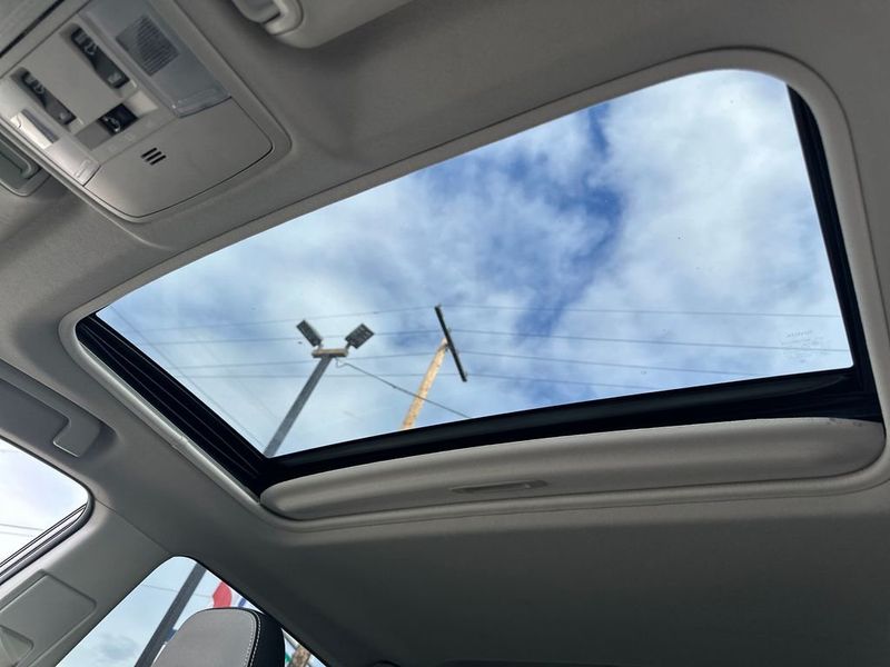 2016 Toyota RAV4 FWD 4dr XLE - 22936299 - 18