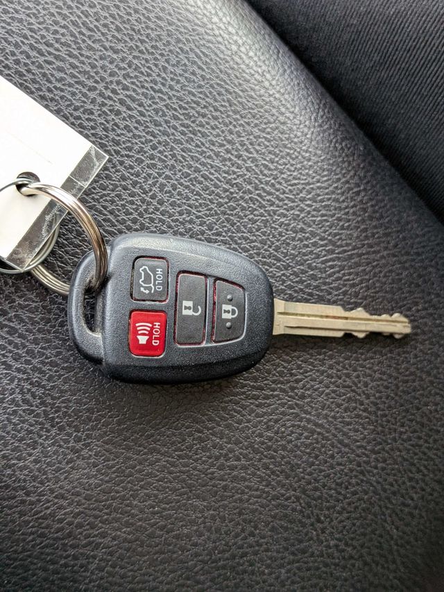 2016 Toyota RAV4 FWD 4dr XLE - 23056088 - 27