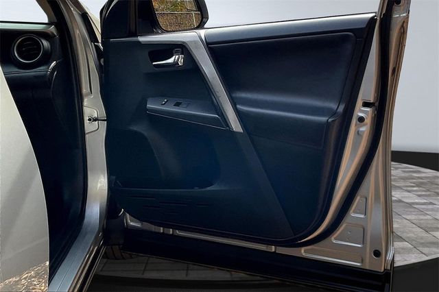 2016 Toyota RAV4 FWD 4dr XLE - 22936051 - 15