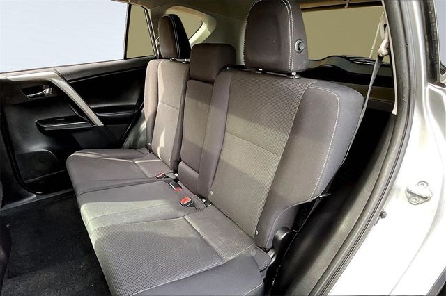 2016 Toyota RAV4 FWD 4dr XLE - 22936051 - 16