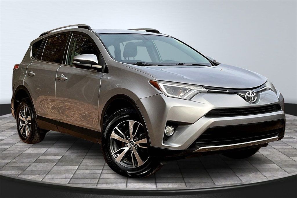 2016 Toyota RAV4 XLE photo 3