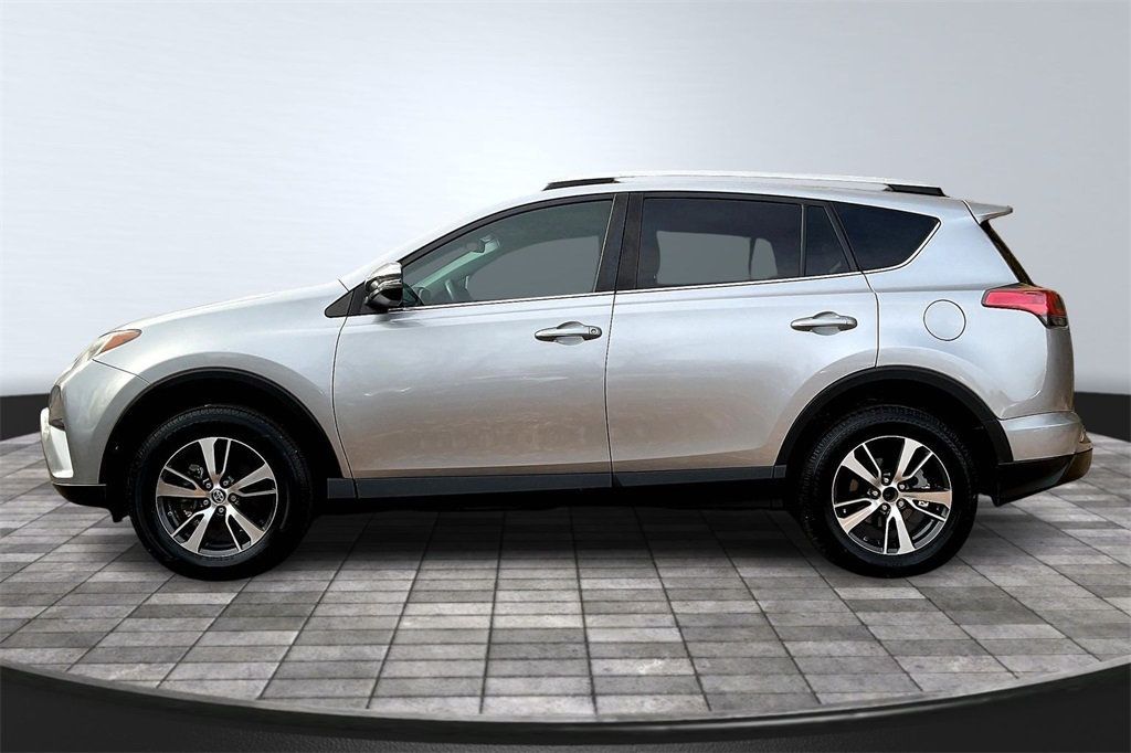 2016 Toyota RAV4 XLE photo 4