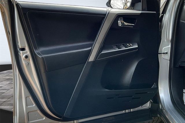 2016 Toyota RAV4 FWD 4dr XLE - 22936051 - 8