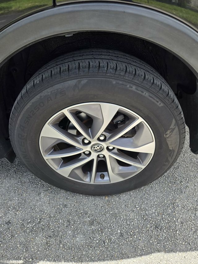 2016 Toyota RAV4 Hybrid AWD 4dr XLE - 23055318 - 13