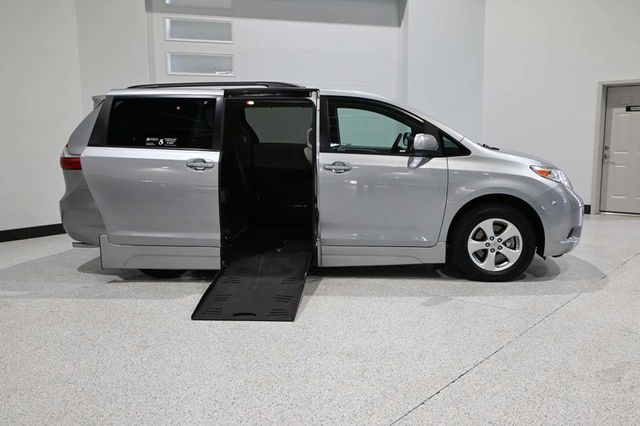 2016 Toyota Sienna 5dr 7-Passenger Van LE FWD Mobility - 23018620 - 16