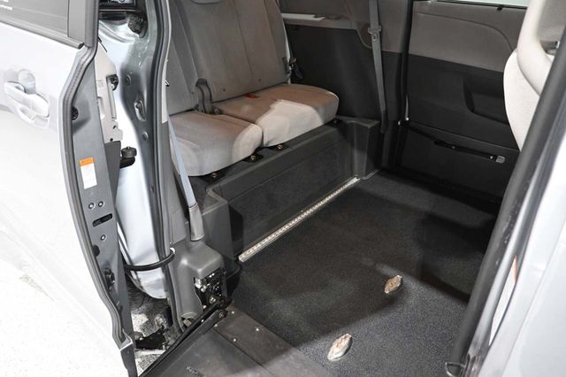 2016 Toyota Sienna 5dr 7-Passenger Van LE FWD Mobility - 23018620 - 17