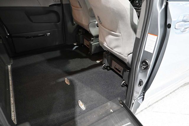 2016 Toyota Sienna 5dr 7-Passenger Van LE FWD Mobility - 23018620 - 18
