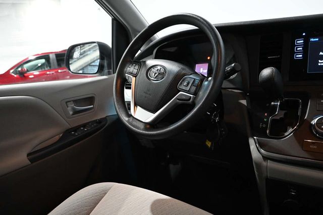 2016 Toyota Sienna 5dr 7-Passenger Van LE FWD Mobility - 23018620 - 23