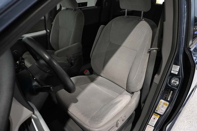 2016 Toyota Sienna 5dr 7-Passenger Van LE FWD Mobility - 23020014 - 13