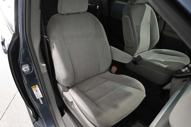 2016 Toyota Sienna 5dr 7-Passenger Van LE FWD Mobility - 23020014 - 15