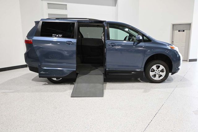 2016 Toyota Sienna 5dr 7-Passenger Van LE FWD Mobility - 23020014 - 16