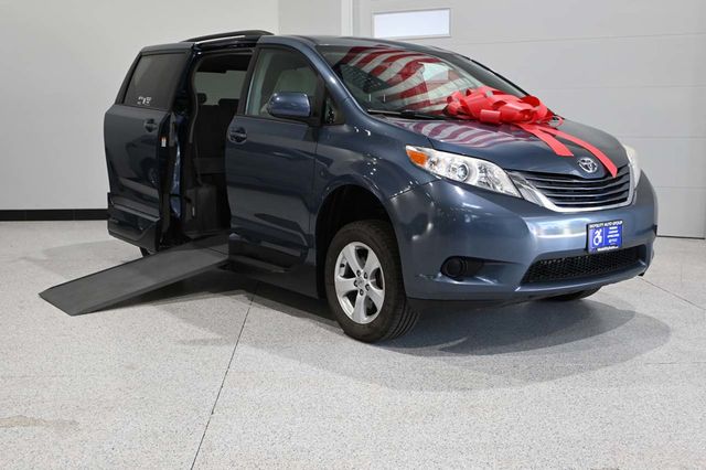 2016 Toyota Sienna 5dr 7-Passenger Van LE FWD Mobility - 23020014 - 1