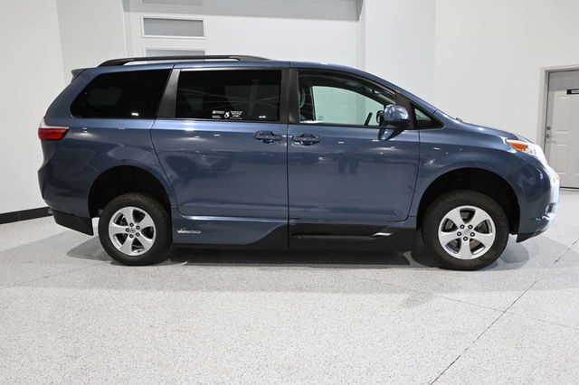 2016 Toyota Sienna 5dr 7-Passenger Van LE FWD Mobility - 23020014 - 4
