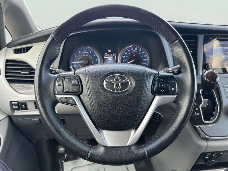 2016 Toyota Sienna 5dr 7-Passenger Van XLE AWD - 23025282 - 23