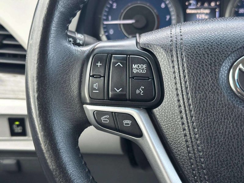 2016 Toyota Sienna 5dr 7-Passenger Van XLE AWD - 23025282 - 26