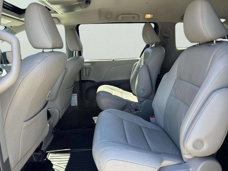 2016 Toyota Sienna 5dr 7-Passenger Van XLE AWD - 23027356 - 9