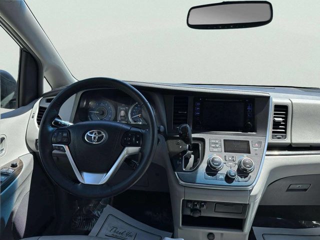2016 Toyota Sienna 5dr 7-Passenger Van XLE AWD - 23027356 - 17