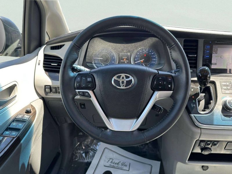 2016 Toyota Sienna 5dr 7-Passenger Van XLE AWD - 23027356 - 19