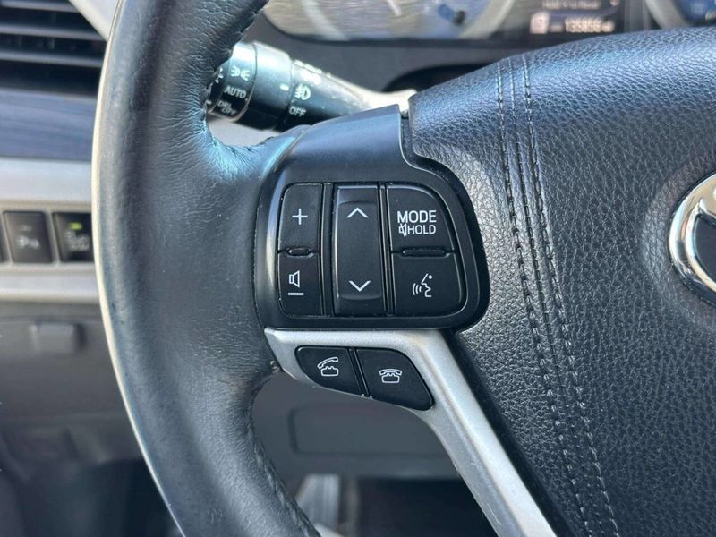 2016 Toyota Sienna 5dr 7-Passenger Van XLE AWD - 23027356 - 27