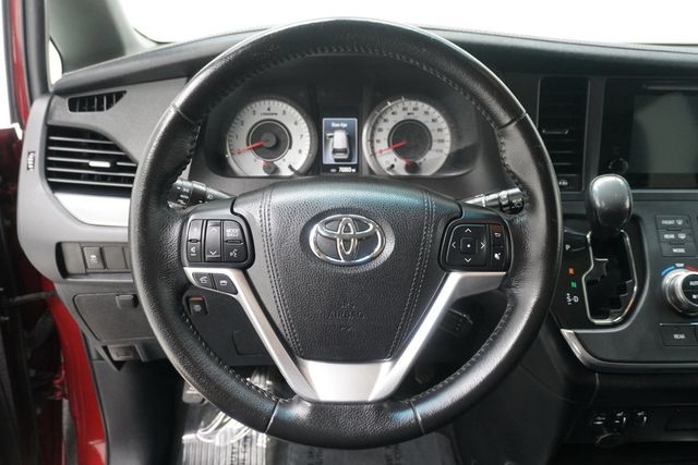 2016 Toyota Sienna 5dr 8-Passenger Van SE FWD - 23039771 - 18