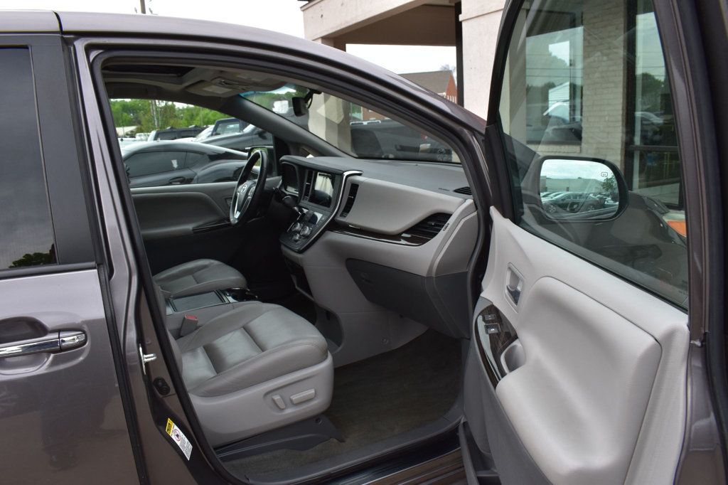 2016 Toyota Sienna 5dr 8-Passenger Van XLE FWD - 23015806 - 16