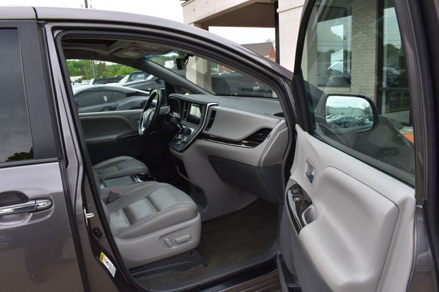 2016 Toyota Sienna 5dr 8-Passenger Van XLE FWD - 23015806 - 16