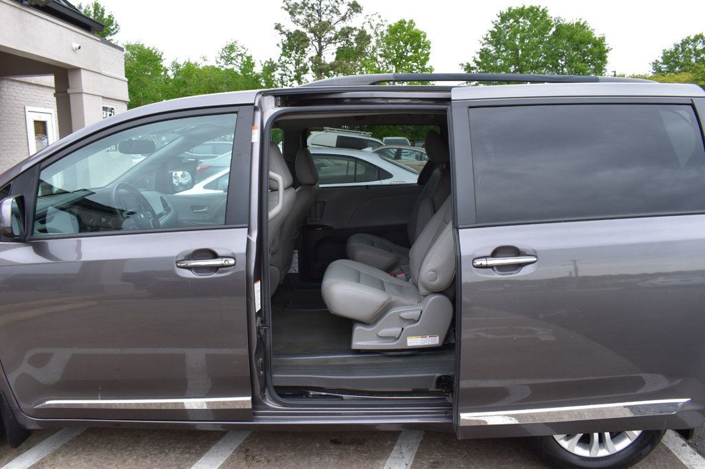 2016 Toyota Sienna 5dr 8-Passenger Van XLE FWD - 23015806 - 19