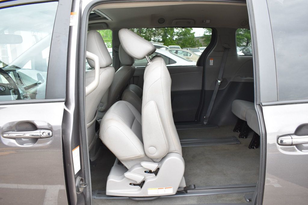 2016 Toyota Sienna 5dr 8-Passenger Van XLE FWD - 23015806 - 22