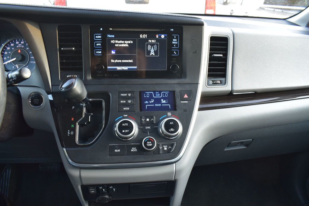 2016 Toyota Sienna 5dr 8-Passenger Van XLE FWD - 23015806 - 28