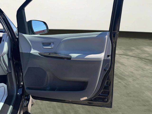 2016 Toyota Sienna Limited 7 Passenger 4dr Mini Van - 23012863 - 19