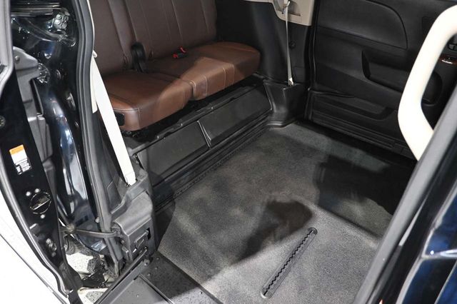 2016 Toyota Sienna Limited Premium Mobility Handicap Van - 23044767 - 17