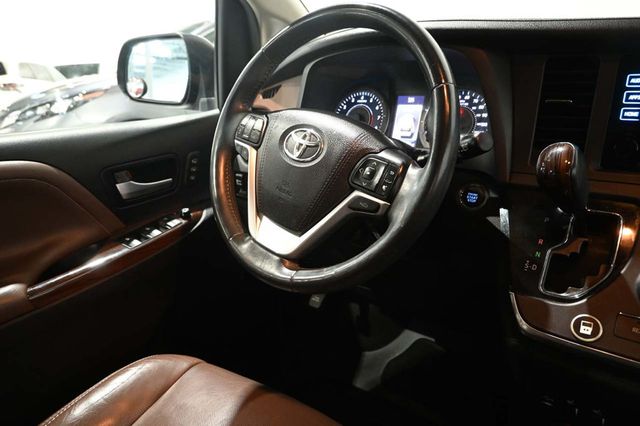 2016 Toyota Sienna Limited Premium Mobility Handicap Van - 23044767 - 23