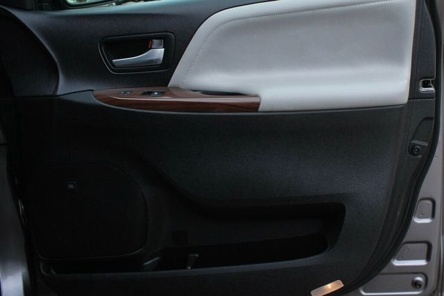 2016 Toyota Sienna ONE OWNER AWD XLE PREMIUM  - 22928294 - 5