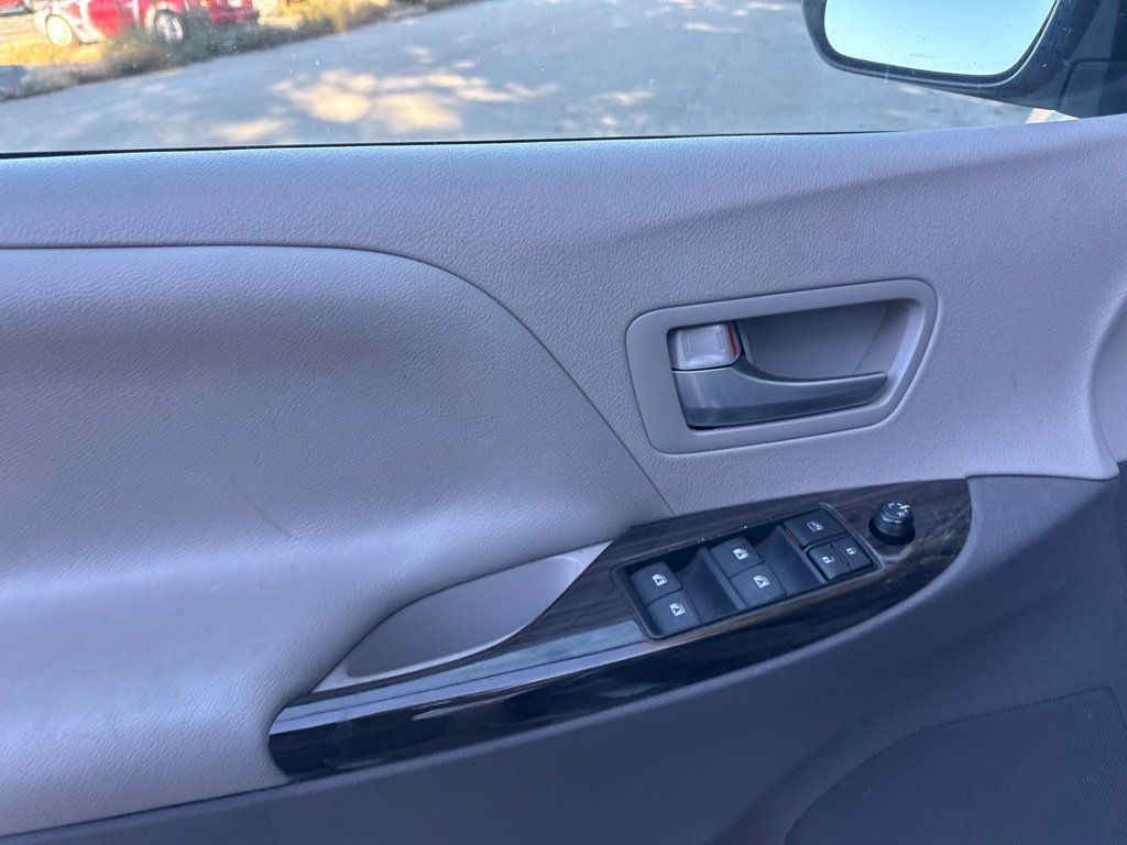 2016 Toyota Sienna XLE - 23096845 - 9