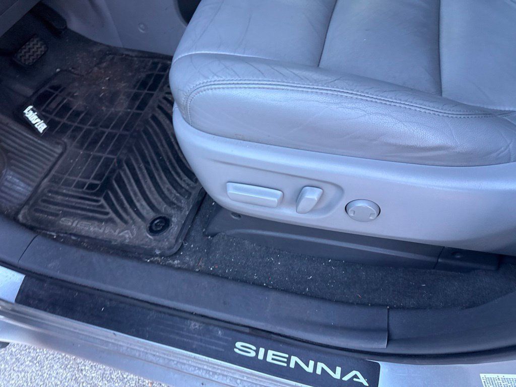 2016 Toyota Sienna XLE - 23096845 - 10