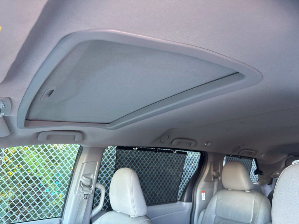 2016 Toyota Sienna XLE - 23096845 - 11