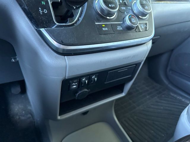 2016 Toyota Sienna XLE - 23096845 - 17