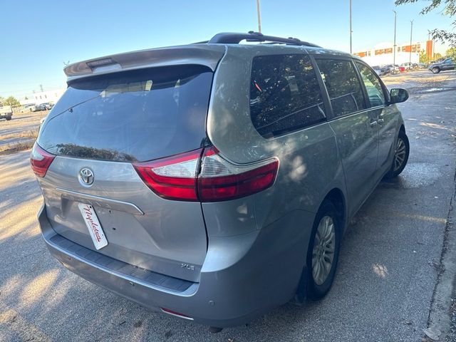 2016 Toyota Sienna XLE - 23096845 - 4